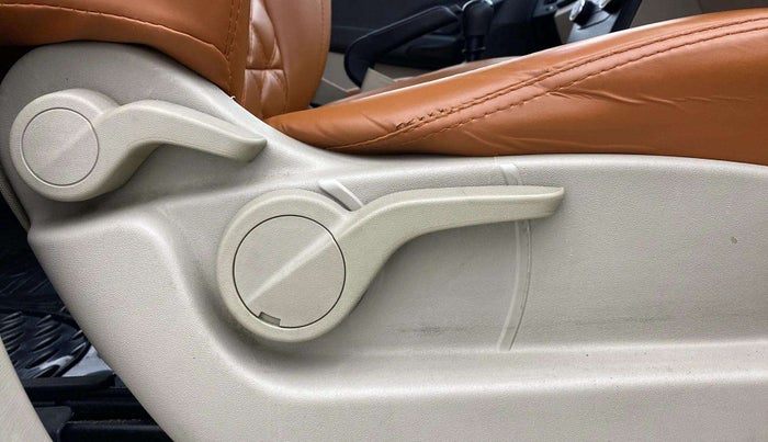 2017 Mahindra XUV500 W4, Diesel, Manual, 51,287 km, Driver Side Adjustment Panel