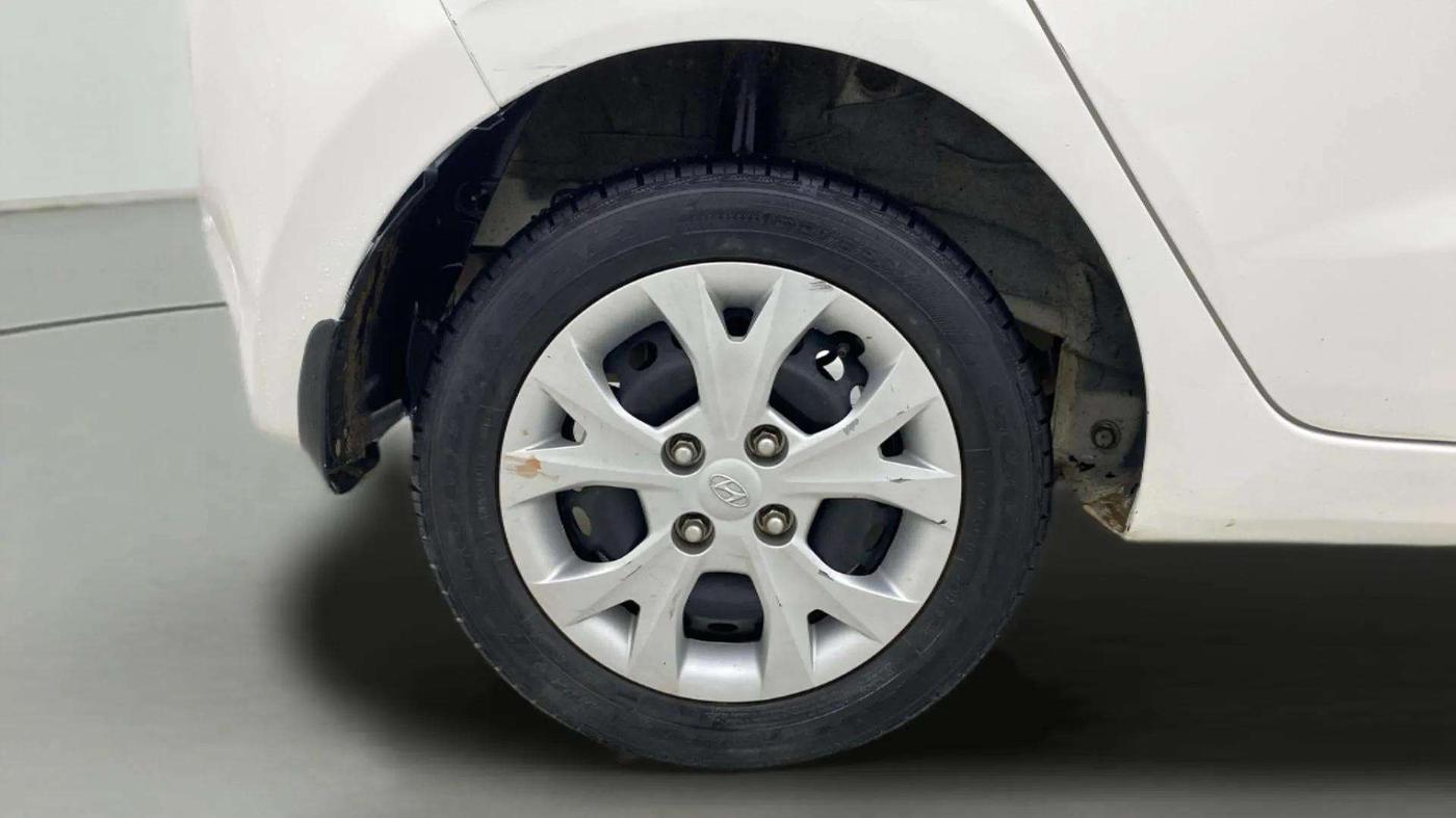 2016 Hyundai Grand i10 MAGNA AT 1.2 KAPPA VTVT, Petrol, Automatic, 45,828 km, Right Rear Wheel
