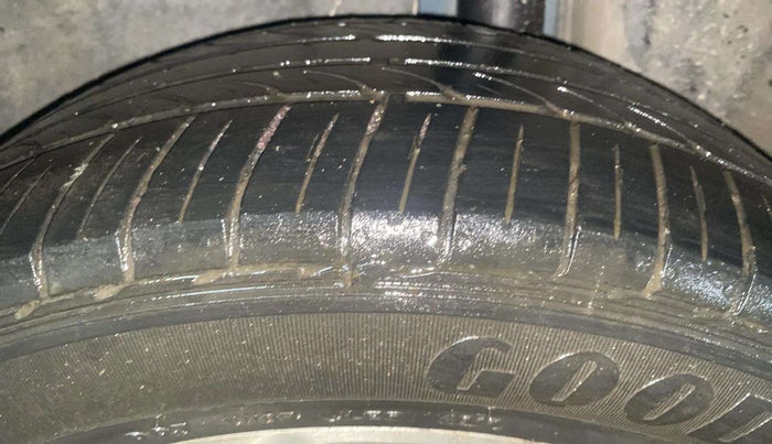 2017 Maruti Ciaz ALPHA 1.4 PETROL, Petrol, Manual, 95,334 km, Left Rear Tyre Tread