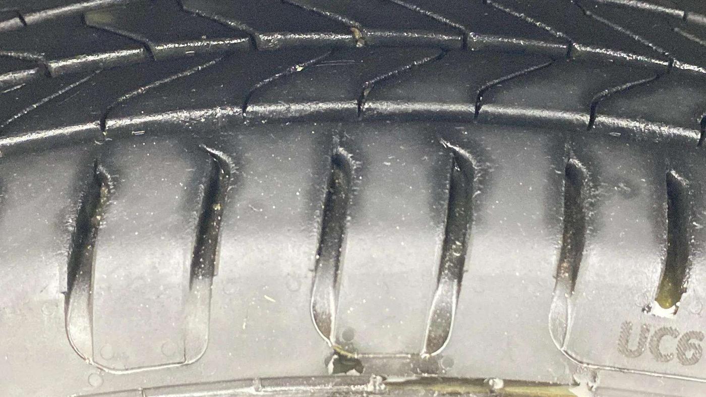 2021 Maruti Dzire ZXI AMT, Petrol, Automatic, 1,24,064 km, Left Front Tyre Tread
