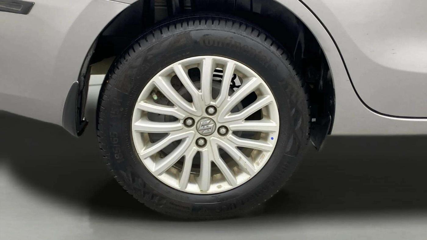 2021 Maruti Dzire ZXI AMT, Petrol, Automatic, 1,24,064 km, Right Rear Wheel