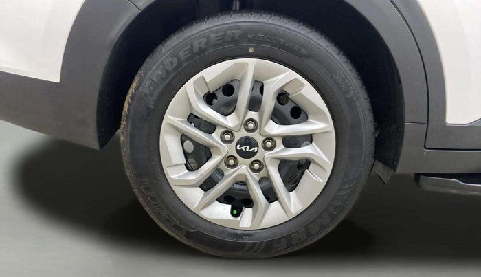 2022 KIA CARENS PRESTIGE 1.4 PETROL 7 STR, Petrol, Manual, 35,497 km, Right Rear Wheel