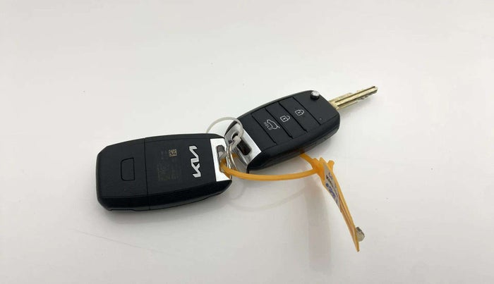 2022 KIA CARENS PRESTIGE 1.4 PETROL 7 STR, Petrol, Manual, 35,497 km, Key Close Up