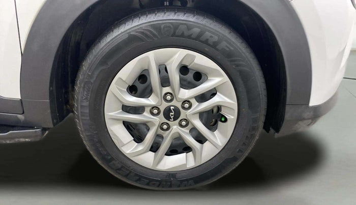 2022 KIA CARENS PRESTIGE 1.4 PETROL 7 STR, Petrol, Manual, 35,497 km, Right Front Wheel