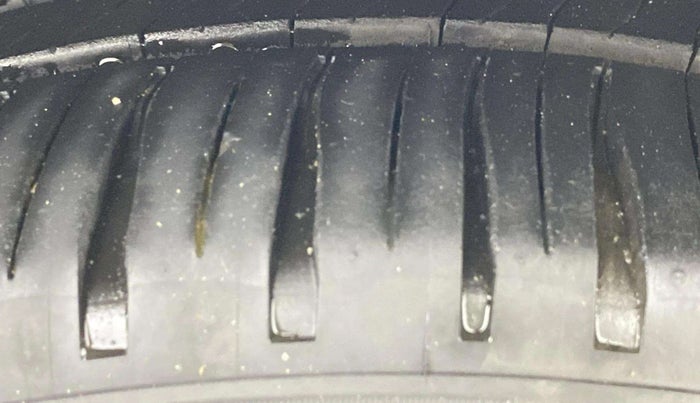 2017 Volkswagen Vento HIGHLINE PETROL AT, Petrol, Automatic, 53,146 km, Right Front Tyre Tread