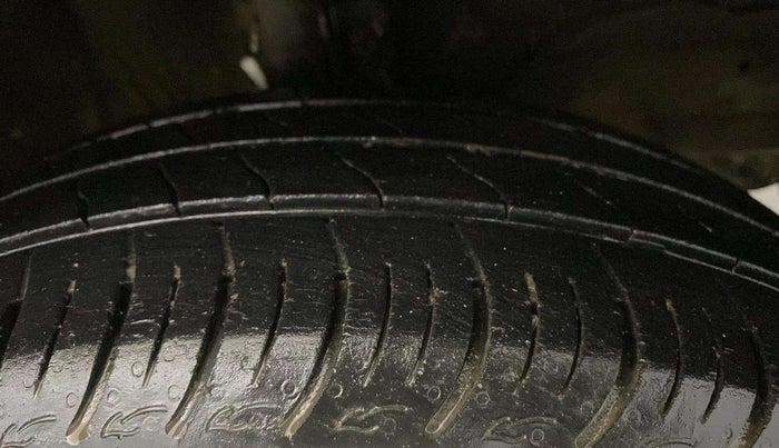 2021 Maruti Baleno DELTA PETROL 1.2, Petrol, Manual, 34,701 km, Right Front Tyre Tread