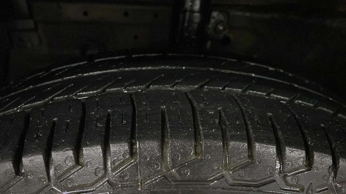 2016 Maruti Swift Dzire VXI, Petrol, Manual, 89,251 km, Left Front Tyre Tread