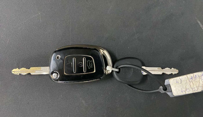 2022 Hyundai AURA S 1.2 CNG, CNG, Manual, 64,439 km, Key Close Up