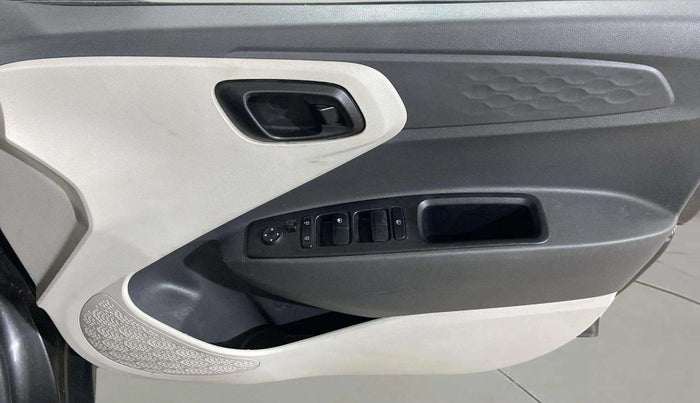 2022 Hyundai AURA S 1.2 CNG, CNG, Manual, 64,439 km, Driver Side Door Panels Control
