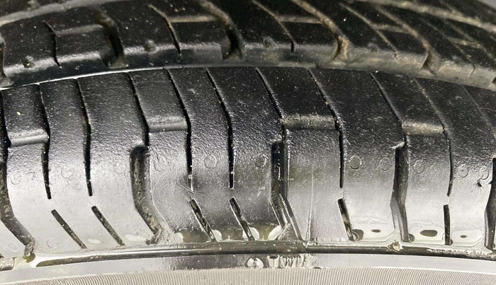 2016 Renault Kwid RXT 0.8, Petrol, Manual, 1,14,343 km, Right Front Tyre Tread