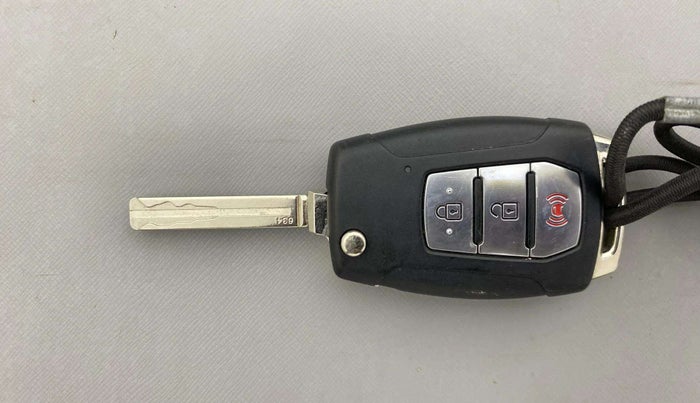 2020 Mahindra XUV300 W8 (O) 1.5 DIESEL AMT, Diesel, Automatic, 1,33,024 km, Key Close Up