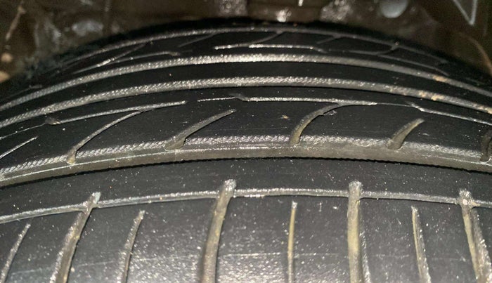 2020 Mahindra XUV300 W8 (O) 1.5 DIESEL AMT, Diesel, Automatic, 1,33,024 km, Left Front Tyre Tread