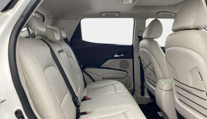 2020 Mahindra XUV300 W8 (O) 1.5 DIESEL AMT, Diesel, Automatic, 1,33,024 km, Right Side Rear Door Cabin