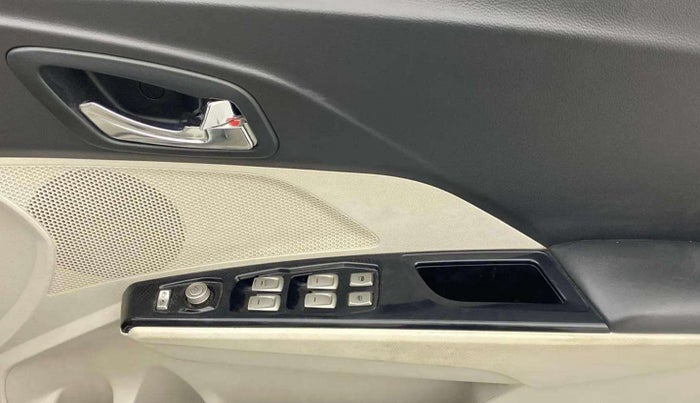 2020 Mahindra XUV300 W8 (O) 1.5 DIESEL AMT, Diesel, Automatic, 1,33,024 km, Driver Side Door Panels Control
