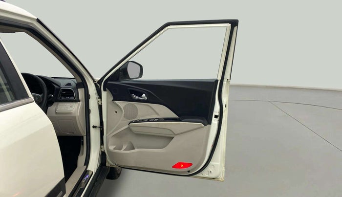 2020 Mahindra XUV300 W8 (O) 1.5 DIESEL AMT, Diesel, Automatic, 1,33,024 km, RHS Front Door