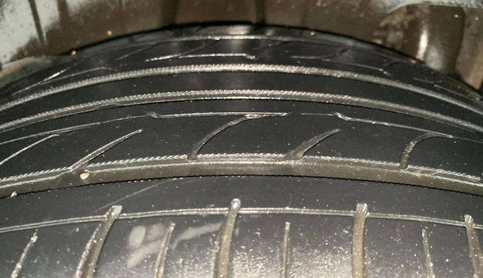 2020 Mahindra XUV300 W8 (O) 1.5 DIESEL AMT, Diesel, Automatic, 1,33,024 km, Right Rear Tyre Tread