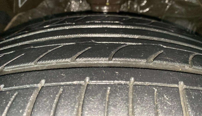 2020 Mahindra XUV300 W8 (O) 1.5 DIESEL AMT, Diesel, Automatic, 1,33,024 km, Right Front Tyre Tread