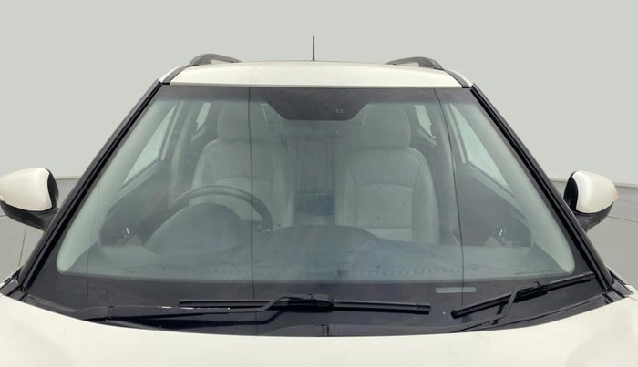 2020 Mahindra XUV300 W8 (O) 1.5 DIESEL AMT, Diesel, Automatic, 1,33,024 km, Front Windshield
