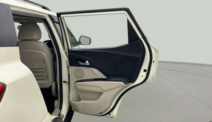 2020 Mahindra XUV300 W8 (O) 1.5 DIESEL AMT, Diesel, Automatic, 1,33,024 km, RHS Rear Door