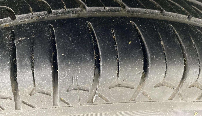 2013 Maruti Swift ZDI, Diesel, Manual, 1,11,435 km, Right Rear Tyre Tread