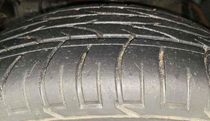 2022 Mahindra XUV300 W8 (O) 1.2 PETROL, Petrol, Manual, 27,712 km, Left Front Tyre Tread