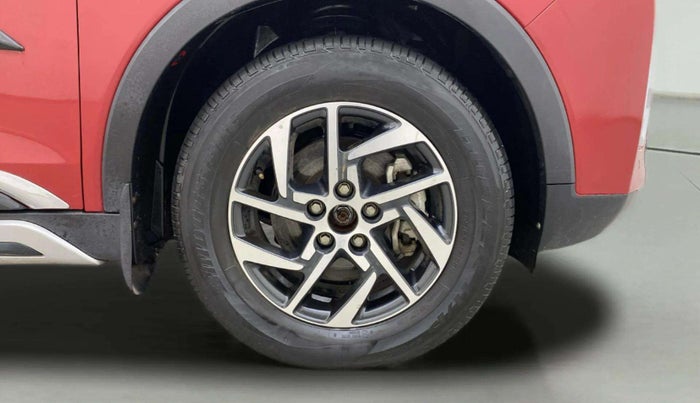 2022 Mahindra XUV300 W8 (O) 1.2 PETROL, Petrol, Manual, 27,712 km, Right Front Wheel