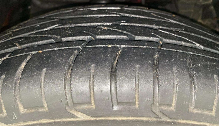 2022 Mahindra XUV300 W8 (O) 1.2 PETROL, Petrol, Manual, 27,712 km, Right Front Tyre Tread