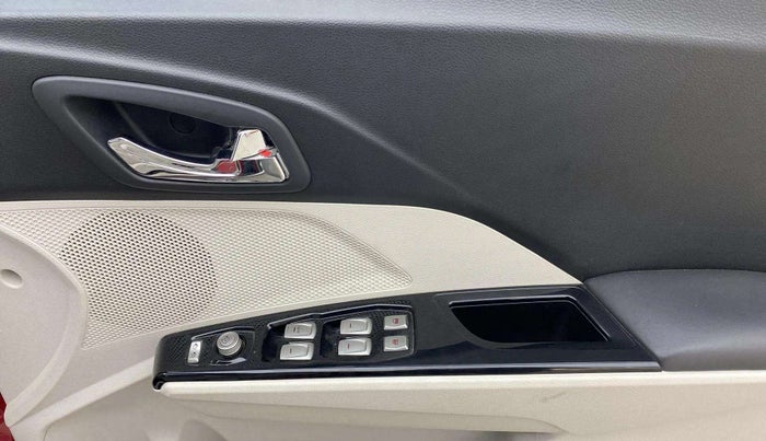 2022 Mahindra XUV300 W8 (O) 1.2 PETROL, Petrol, Manual, 27,712 km, Driver Side Door Panels Control