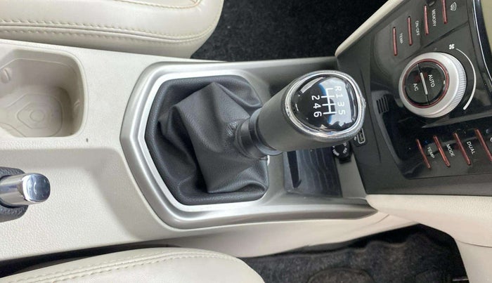 2022 Mahindra XUV300 W8 (O) 1.2 PETROL, Petrol, Manual, 27,712 km, Gear Lever