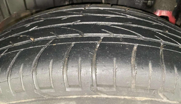 2022 Mahindra XUV300 W8 (O) 1.2 PETROL, Petrol, Manual, 27,712 km, Right Rear Tyre Tread