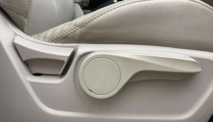 2022 Mahindra XUV300 W8 (O) 1.2 PETROL, Petrol, Manual, 27,712 km, Driver Side Adjustment Panel