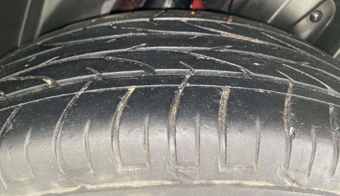 2022 Mahindra XUV300 W8 (O) 1.2 PETROL, Petrol, Manual, 27,712 km, Left Rear Tyre Tread