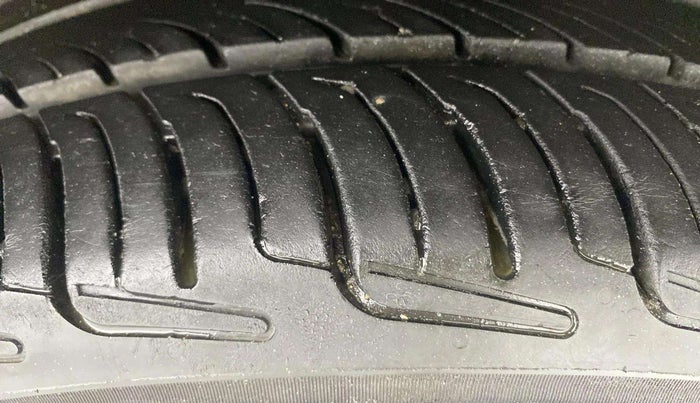 2019 Maruti Ciaz ALPHA  AT 1.5 SHVS PETROL, Petrol, Automatic, 71,585 km, Right Front Tyre Tread
