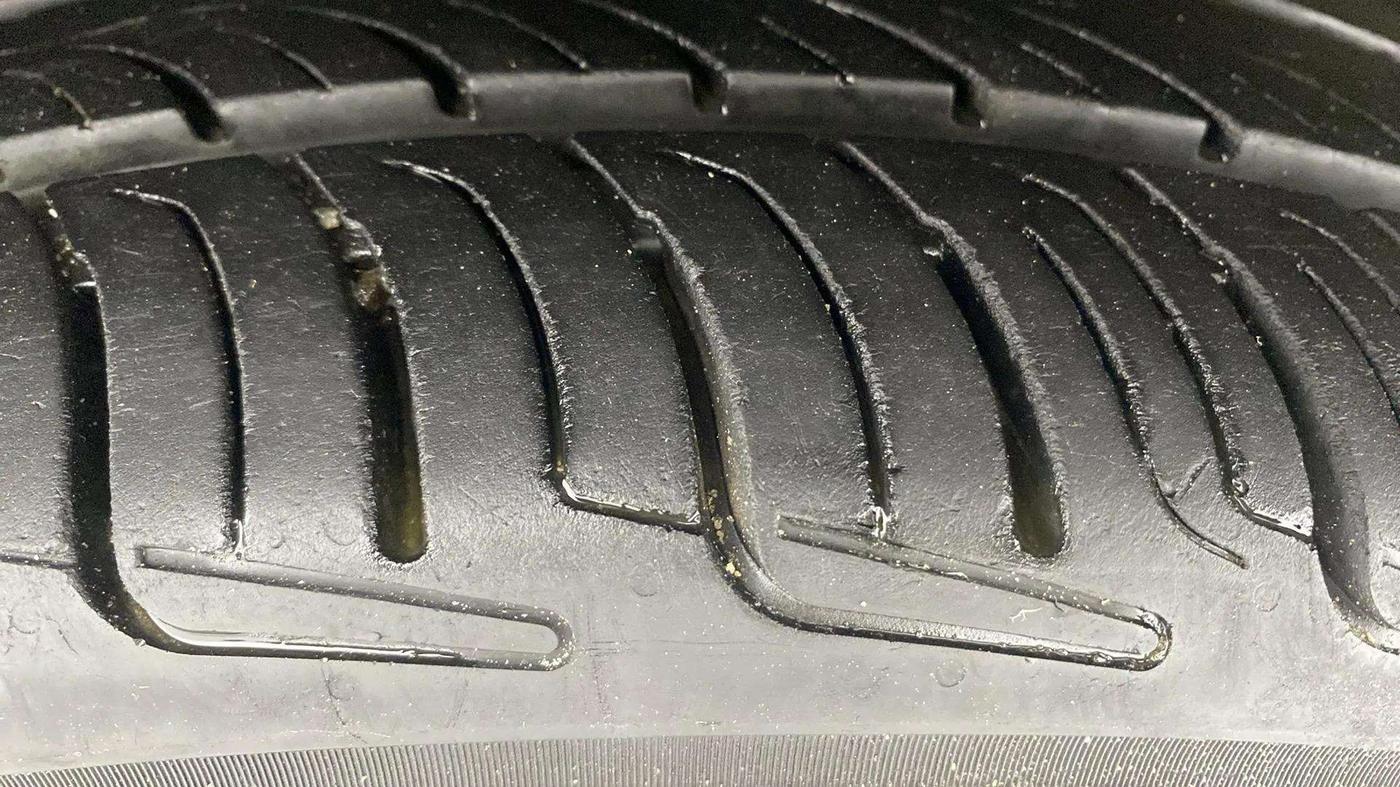 2019 Maruti Ciaz ALPHA  AT 1.5 SHVS PETROL, Petrol, Automatic, 71,585 km, Left Front Tyre Tread
