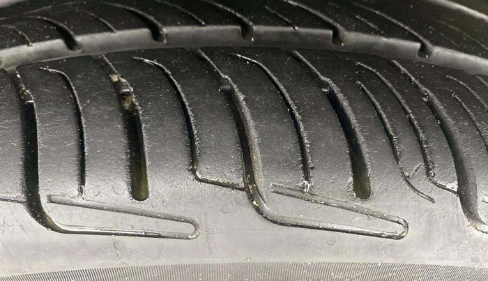 2019 Maruti Ciaz ALPHA  AT 1.5 SHVS PETROL, Petrol, Automatic, 71,585 km, Left Front Tyre Tread