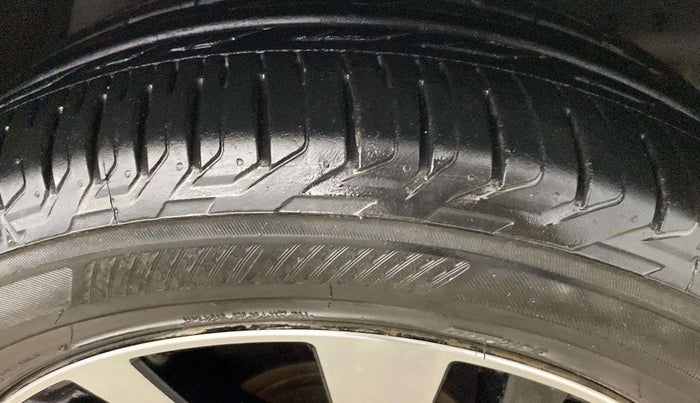 2022 Toyota Innova Crysta 2.7 ZX AT 7 STR, Petrol, Automatic, 16,086 km, Right Front Tyre Tread