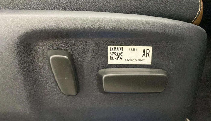 2022 Toyota Innova Crysta 2.7 ZX AT 7 STR, Petrol, Automatic, 16,086 km, Driver Side Adjustment Panel