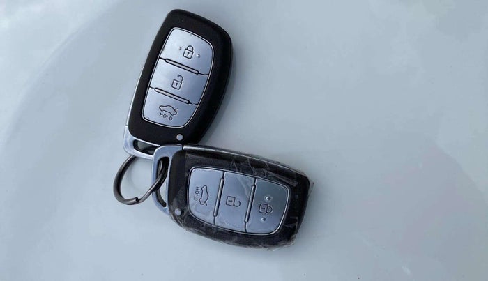 2021 Hyundai AURA SX 1.2 (O), Petrol, Manual, 43,059 km, Key Close Up