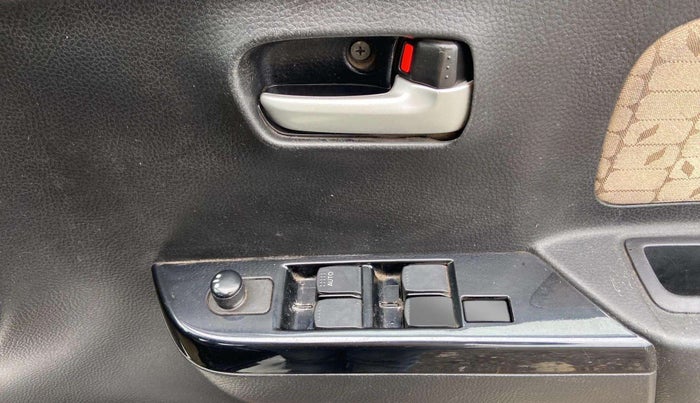 2017 Maruti Wagon R 1.0 VXI, Petrol, Manual, 72,313 km, Driver Side Door Panels Control