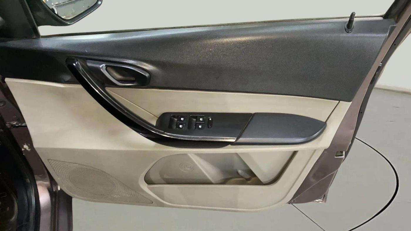 2018 Tata Tiago XM PETROL, Petrol, Manual, 66,118 km, Driver Side Door Panels Control