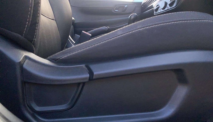 2023 Hyundai NEW I20 MAGNA 1.2 MT, Petrol, Manual, 13,930 km, Driver Side Adjustment Panel