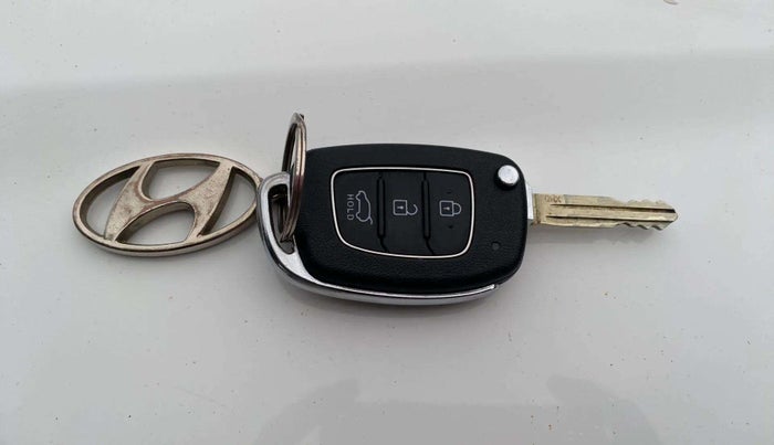 2021 Hyundai VENUE S 1.2, Petrol, Manual, 14,622 km, Key Close Up