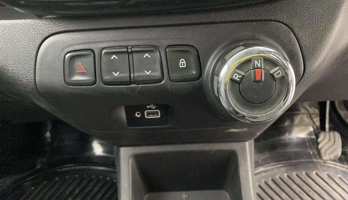 2019 Renault Kwid CLIMBER 1.0 AMT, Petrol, Automatic, 27,984 km, Gear Lever