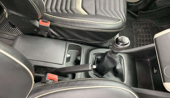 2019 Renault TRIBER RXT, Petrol, Manual, 39,143 km, Gear Lever