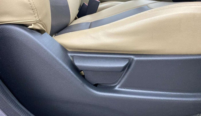 2017 Hyundai Eon MAGNA + AIRBAG, Petrol, Manual, 51,463 km, Driver Side Adjustment Panel