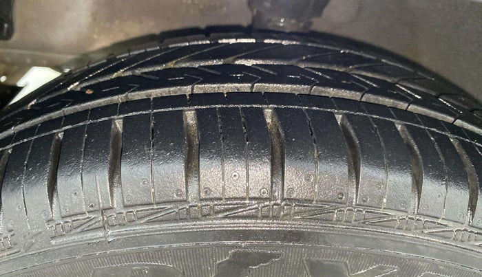 2017 Hyundai Eon MAGNA + AIRBAG, Petrol, Manual, 51,463 km, Left Front Tyre Tread