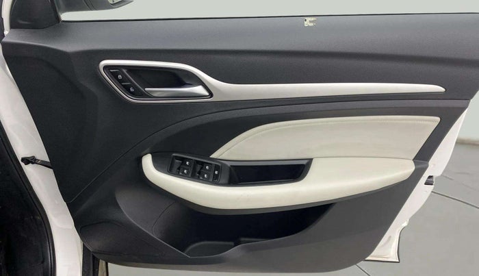 2023 MG ASTOR STYLE 1.5 MT, Petrol, Manual, 22,542 km, Driver Side Door Panels Control