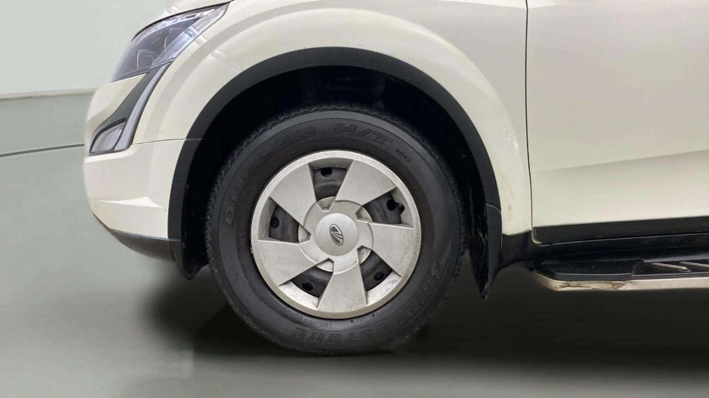 2021 Mahindra XUV500 W7, Diesel, Manual, 19,605 km, Left Front Wheel