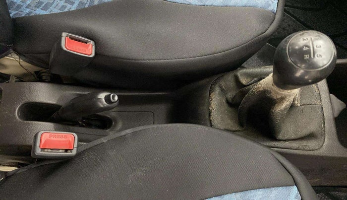 2017 Hyundai Eon ERA +, CNG, Manual, 70,776 km, Gear Lever
