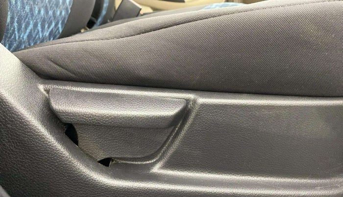 2017 Hyundai Eon ERA +, CNG, Manual, 70,776 km, Driver Side Adjustment Panel